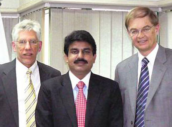 Shahbaz Bhatti † à Islamabad, avec les collaborateurs de CSI John Eibner (à gauche) et Gunnar Wiebalck © CSI France