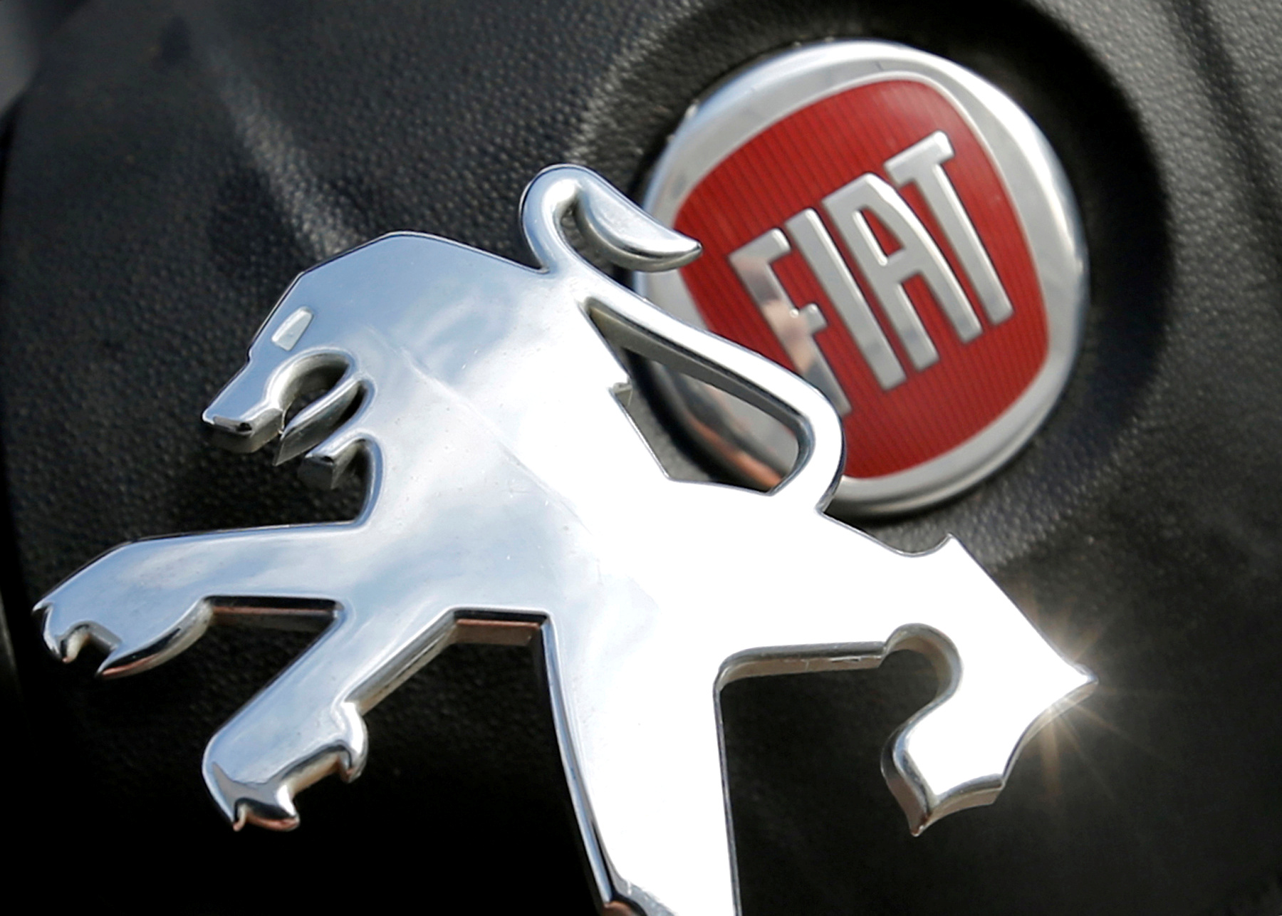 Le projet de fusion entre PSA et Fiat Chrysler est une "bonne nouvelle pour l'industrie française et pour l'industrie européenne" mais la préservation des sites industriels et de l'emploi seront la priorité du gouvernement français, a déclaré jeudi le ministre de l'Economie et des Finances, Bruno Le Maire.