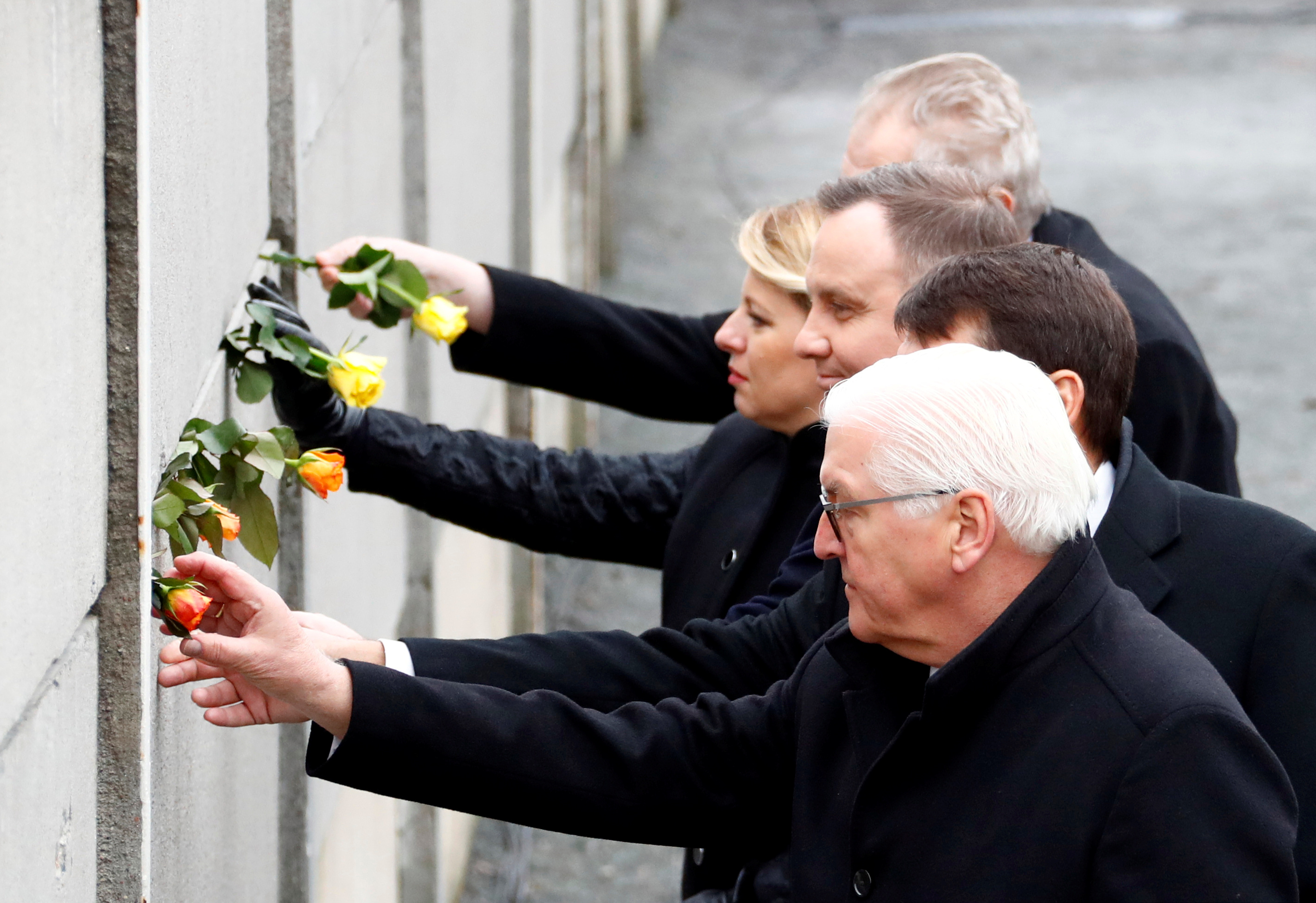 Le président allemand Frank-Walter Steinmeier (en premier plan) a rendu hommage samedi aux pays d'Europe de l'Est qui ont contribué à la chute du mur de Berlin, à l'occasion du 30e anniversaire de cette révolution pacifique. /Photo prise le 9 novembre 2019/REUTERS/Fabrizio Bensch