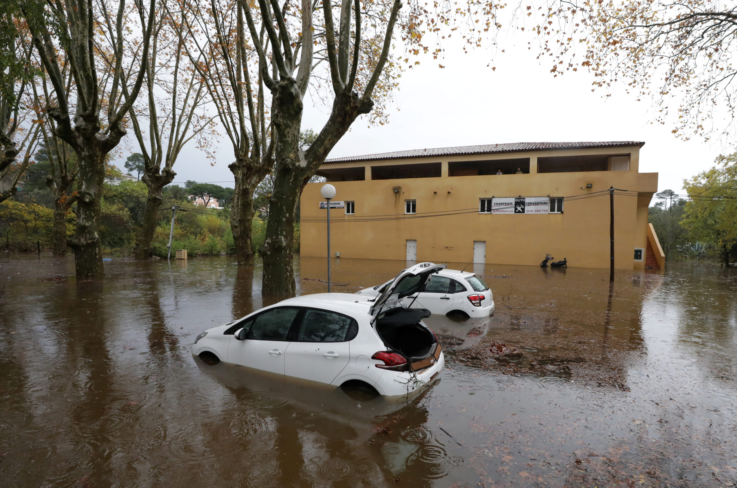 Les inondations provoquées par les fortes pluies qui se sont abattues sur le sud-est de la France ces derniers jours ont fait au moins deux morts dans le Var. /Photo prise le 24 novembre 2019/REUTERS/Eric Gaillard