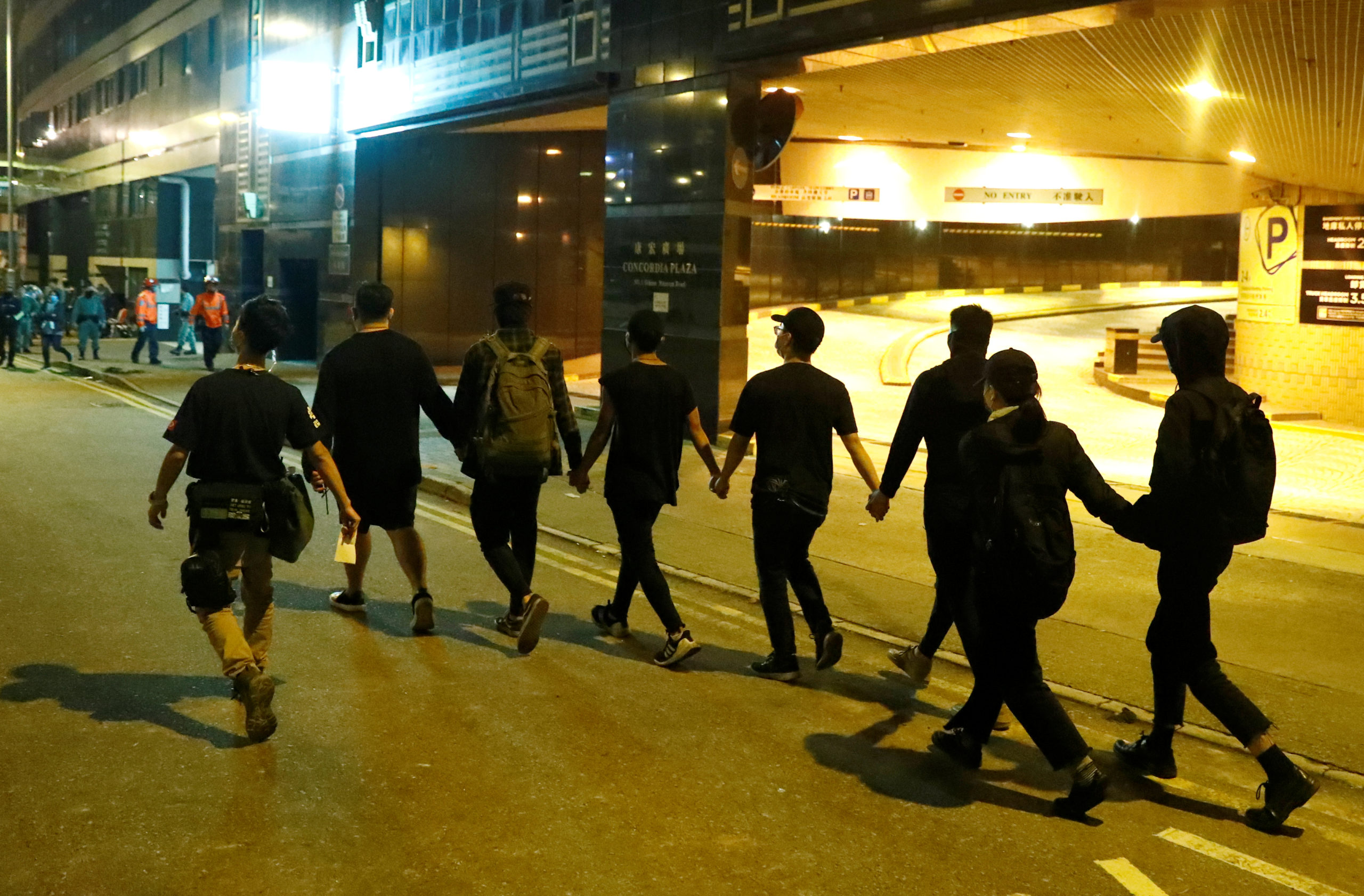 Au moins huit manifestants pro-démocratie qui étaient retranchés depuis plusieurs jours dans un campus universitaire de Hong Kong se sont rendus vendredi matin à la police, tandis que d'autres contestataires cherchaient désespérément une issue pour prendre à défaut le dispositif policier autour du lieu. /Photo prise le 21 novembre 2019/REUTERS/Thomas Peter