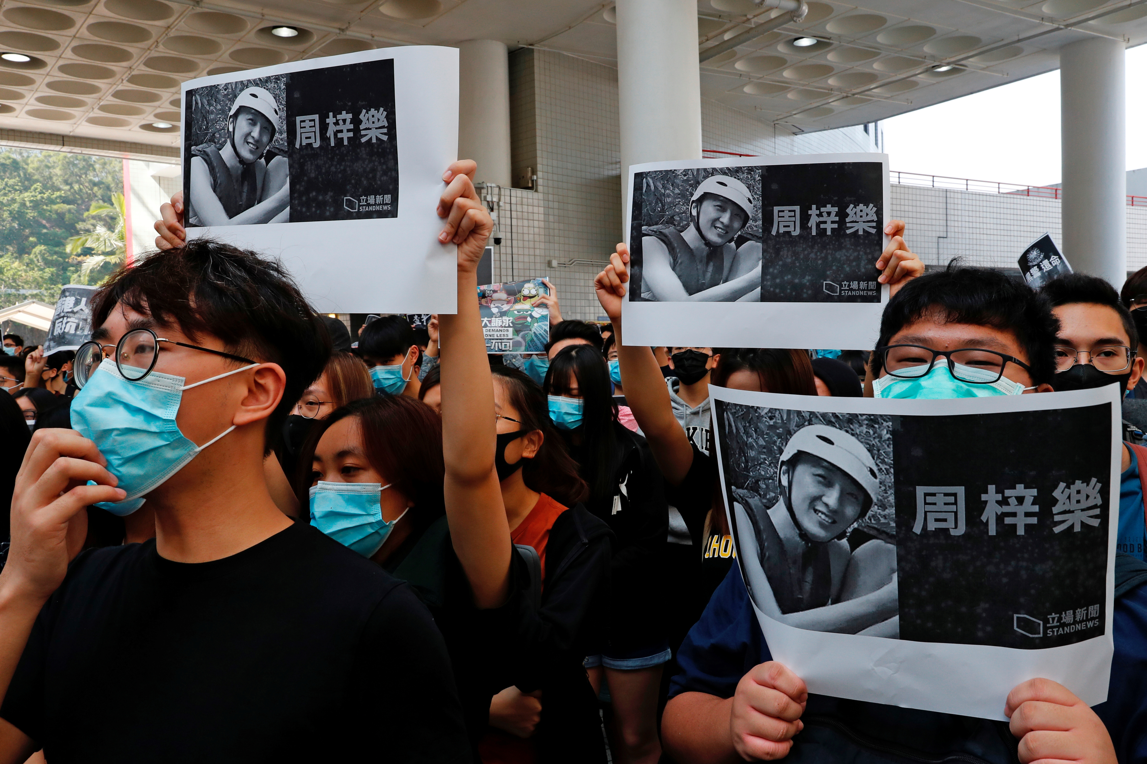 L'étudiant Chow Tsz-Iok fait une chute mortelle lors d'une manifestation à Hong Kong