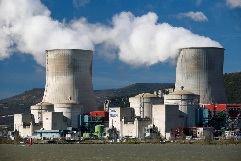 La centrale nucléaire de Cruas-Meysse. EDF a indiqué mercredi que le redémarrage des trois réacteurs de la centrale nucléaire de Cruas-Meysse à l'arrêt depuis le tremblement de terre qui a frappé l'Ardèche et la Drôme pourrait être différé. /Photo d'archives/REUTERS/Robert Pratta