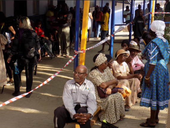 Les Namibiens se rendent aux urnes mercredi matin pour élire leur président pour les cinq prochaines années, scrutin organisé pour la septième fois depuis l'indépendance du pays en mars 1990. (Xinhua/Musa C Kaseke)
