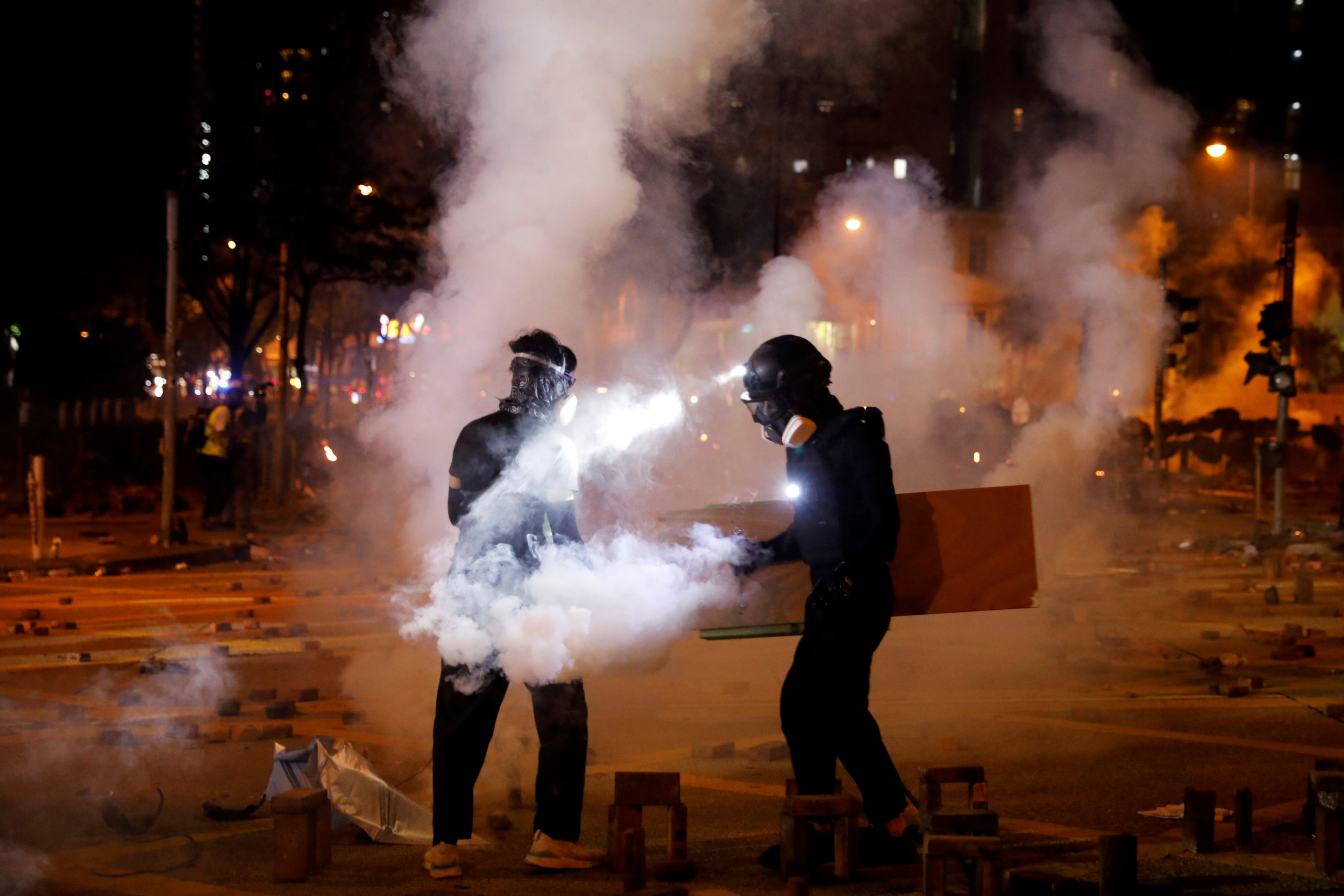 La police de Hong Kong a tiré des cartouches de gaz lacrymogène contre des manifestants leur jetant des cocktails Molotov ou d'autres projectiles samedi devant l'Université polytechnique de la ville, quelques heures après une manifestation pro-chinoise. /Photo prise le 16 novembre 2019/REUTERS/Adnan Abidi