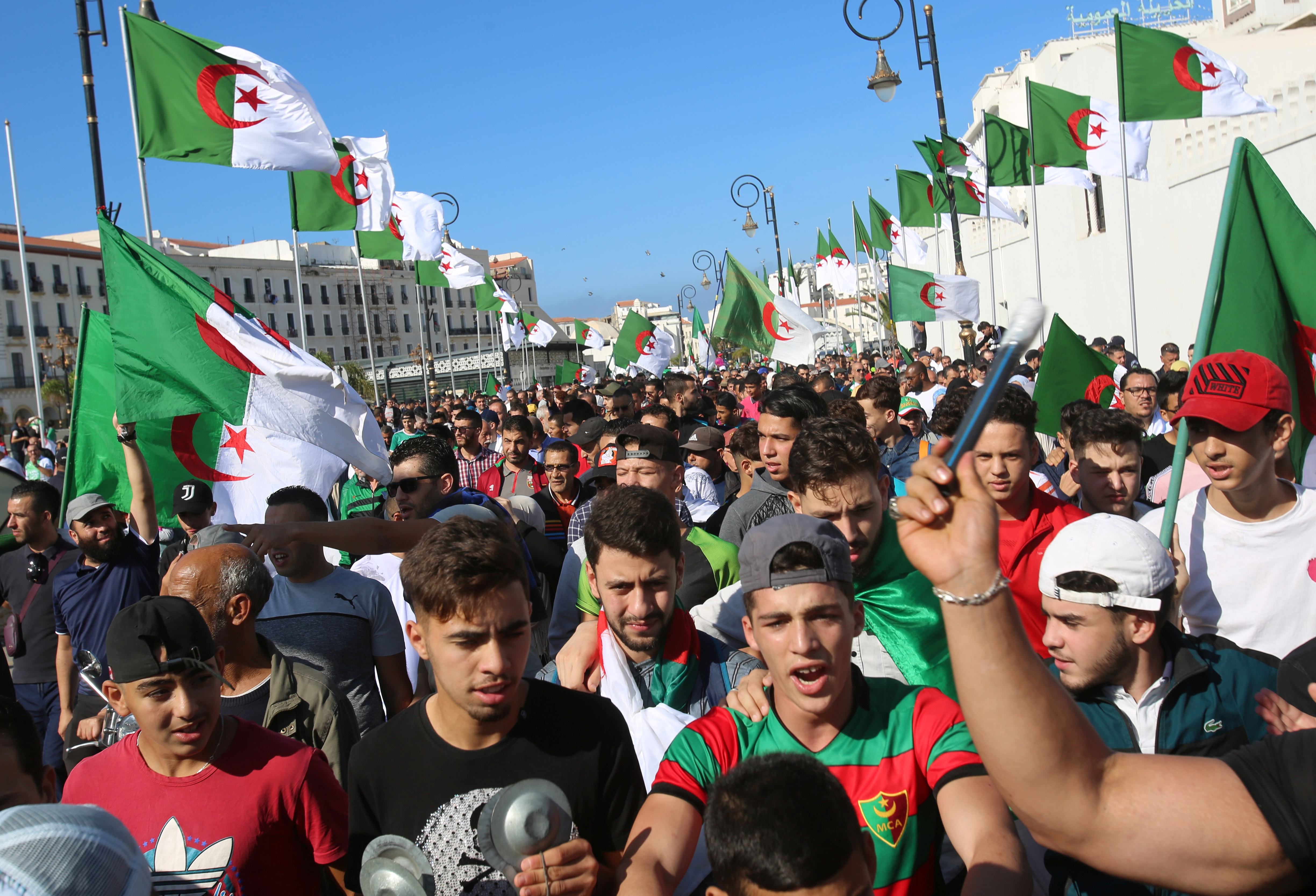 Plus de 100 000 Algériens réclament le départ de l'élite au pouvoir