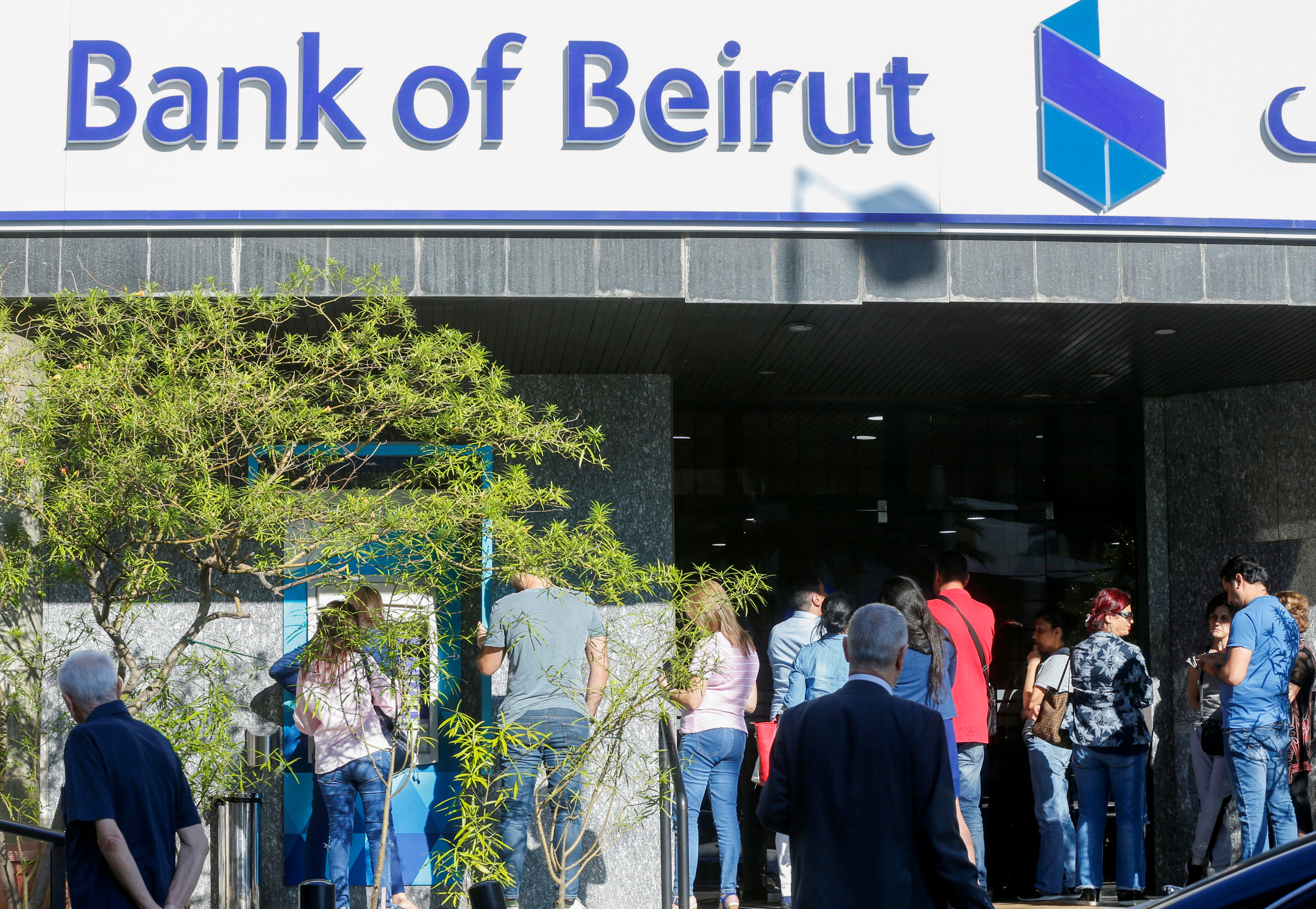 Première ouverture des banques en deux semaines au Liban