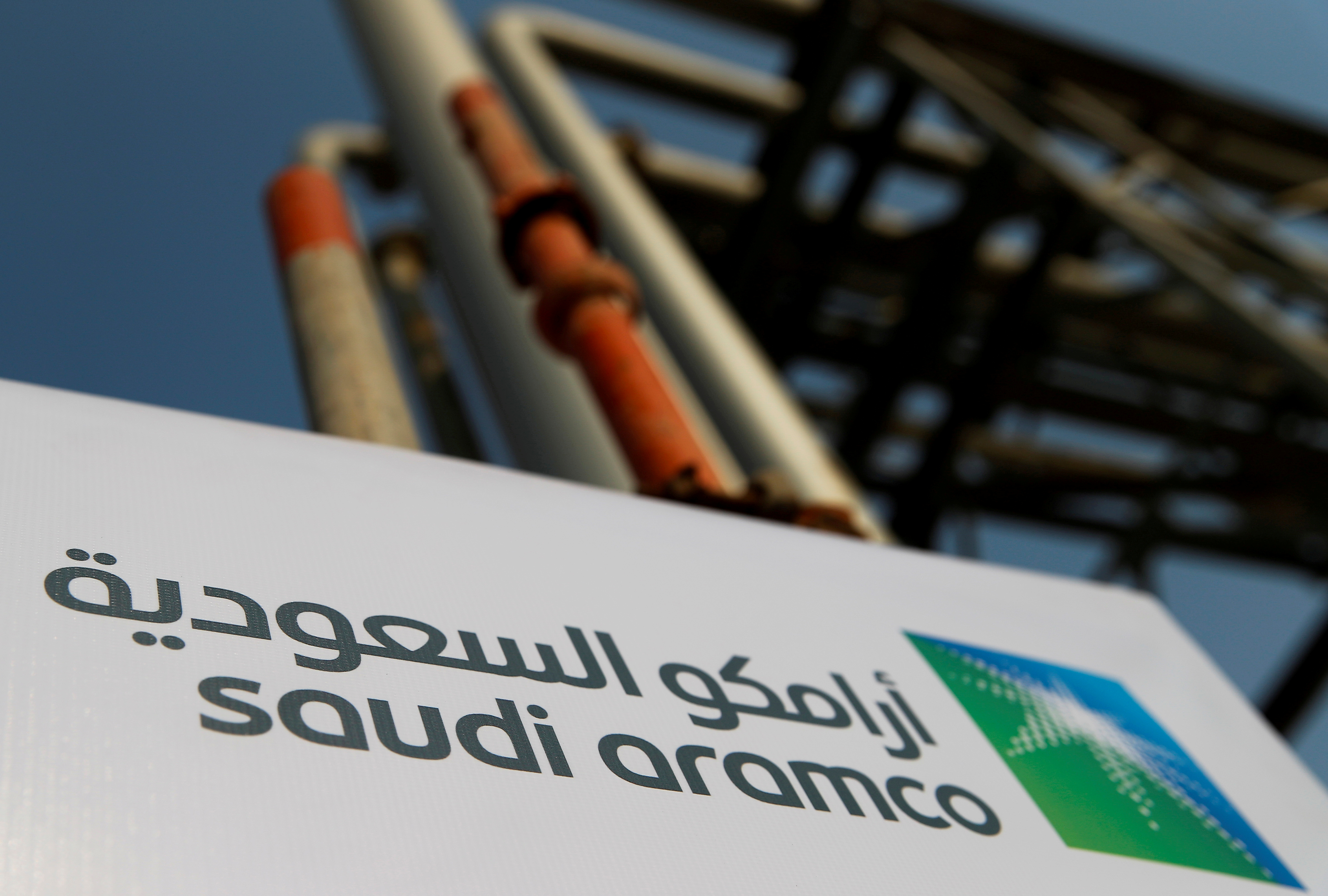 L'Arabie saoudite espère lever de 20 milliards à 40 milliards de dollars (18 milliards d'euros à 36 milliards d'euros) en plaçant en bourse de Ryad 1% à 2% du capital de sa compagnie pétrolière, dit-on de sources au fait du dossier.