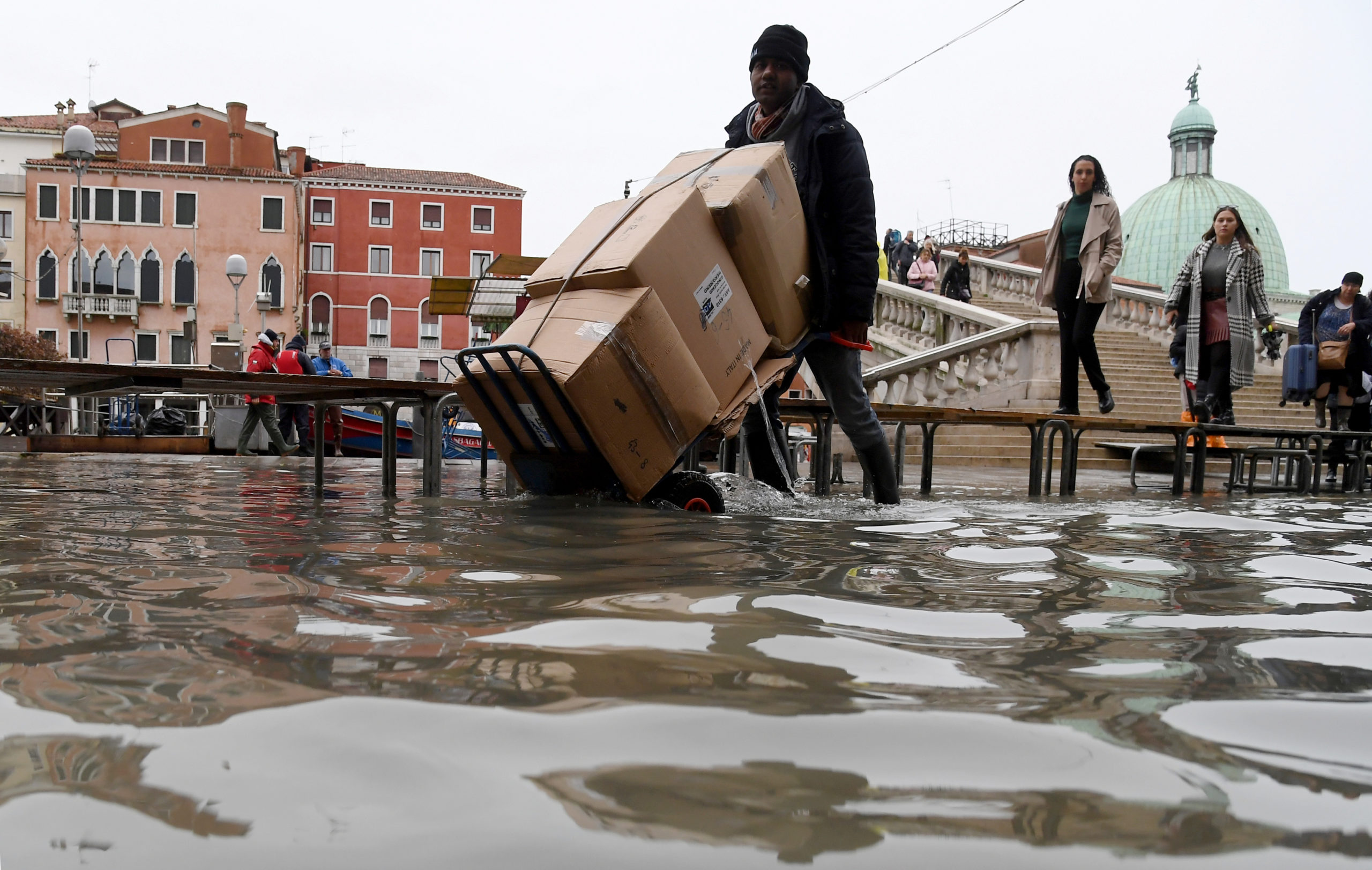 Une nouvelle alerte aux crues a été émise pour dimanche à Venise, où l'eau devrait atteindre 160 cm à la mi-journée, selon le centre local de prévision des inondations. /Photo prise le 17 novembre 2019/REUTERS/Alberto Lingria