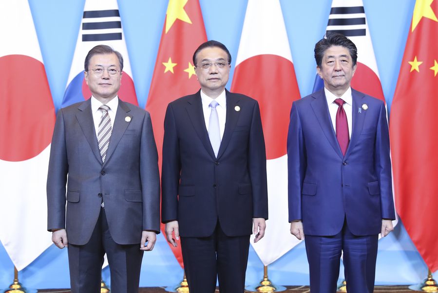 Photo de groupe du Premier ministre chinois Li Keqiang (au milieu), du président de la République de Corée Moon Jae-in (à gauche) et du Premier ministre japonais Shinzo Abe (à droite) avant la 8e réunion des dirigeants de Chine-Japon-République de Corée dans la ville chinoise de Chengdu (sud-ouest). (Xinhua/Yao Dawei)