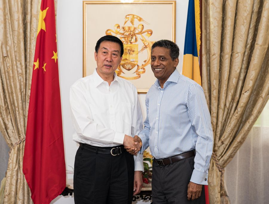 Le conseiller d'État chinois Wang Yong (à gauche) rencontre le président des Seychelles Danny Faure à Victoria, capitale des Seychelles, le 19 décembre 2019. (Xinhua/Xie Han)