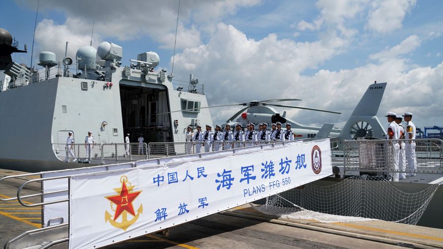 La frégate lance-missiles chinoise Weifang au port de Mombasa, au Kenya, le 8 décembre 2019.  (Xinhua/Li Yan)