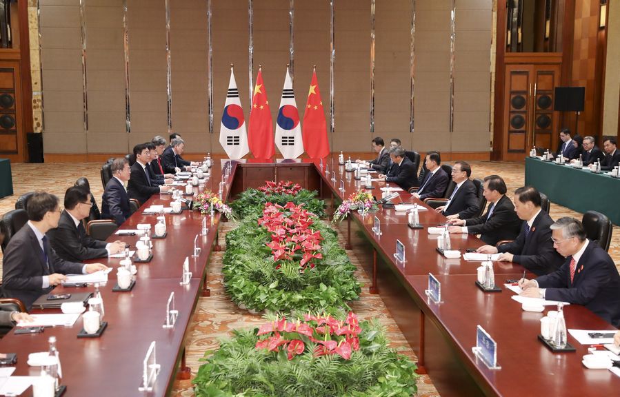 Le Premier ministre chinois, Li Keqiang, rencontre Moon Jae-in, président de la République de Corée, venu en Chine pour assister à la 8e réunion des dirigeants Chine-Japon-République de Corée, à Chengdu, dans la province du Sichuan (sud-ouest), le 23 décembre 2019. (Photo : Ding Haitao)
