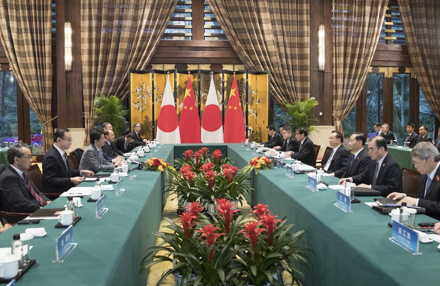 Le Premier ministre chinois Li Keqiang s'entretient avec son homologue japonais Shinzo Abe à Chengdu, dans la province chinoise du Sichuan (sud-ouest), le 25 décembre 2019. (Xinhua/Wang Ye)