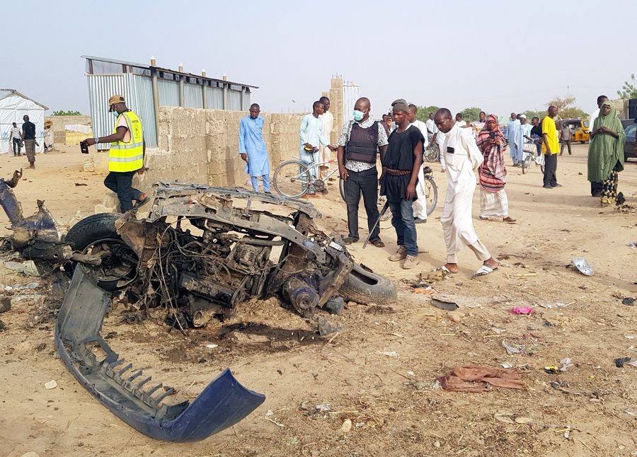 Photo prise le 27 avril 2018 montrant l'épave d'un véhicule détruit dans un attentat à la bombe du groupe Boko Haram à Maiduguri, au Nigeria. (Xinhua/NAN)