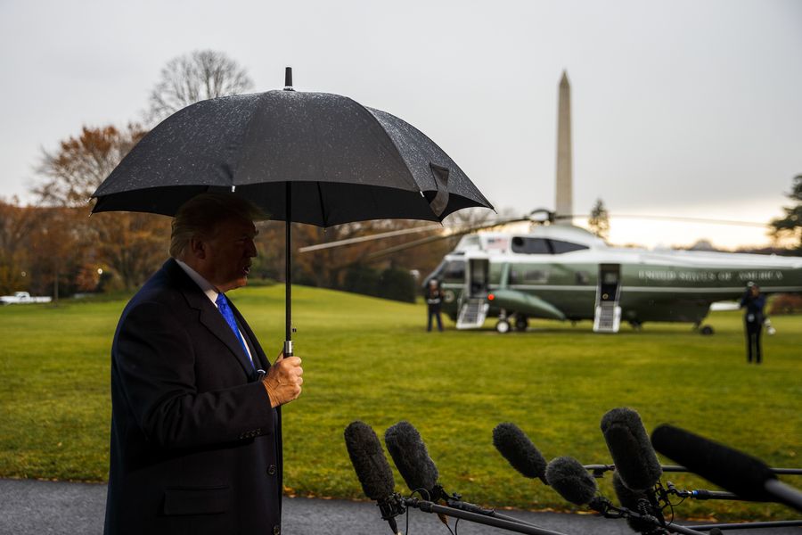 Photo prise le 2 décembre 2019 montrant le président américain Donald Trump s'exprimant devant les journalistes avant de quitter la Maison Blanche à Washington. M. Trump a dénoncé à cette occasion l'enquête de destitution contre lui, alors que celle-ci entre bientôt dans sa prochaine phase.