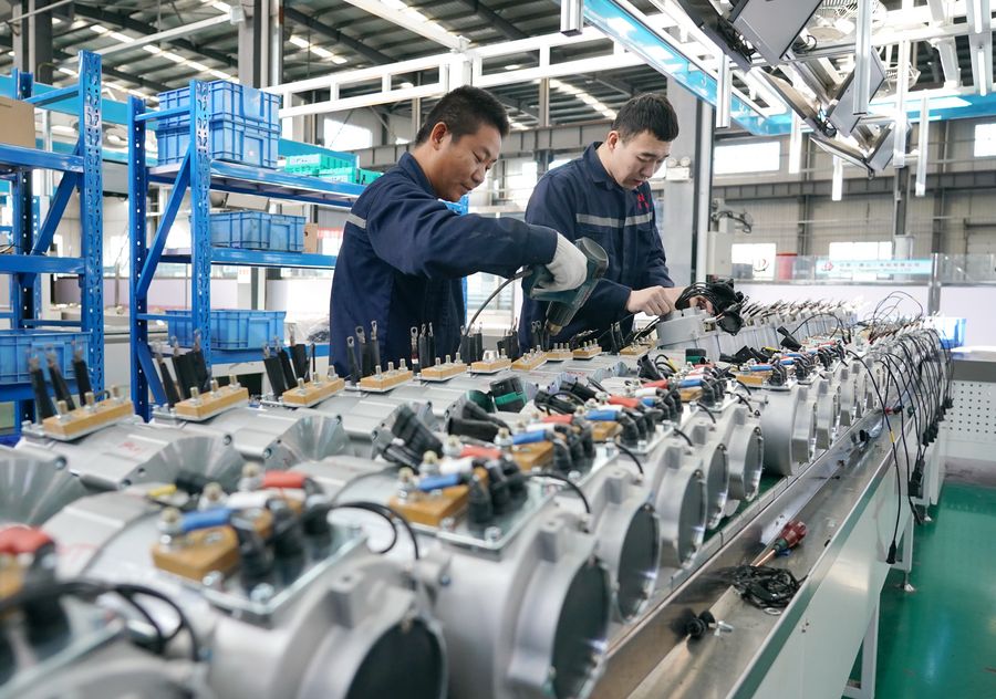 Des membres du personnel travaillent dans une entreprise d'équipements électromécaniques à Kaiping, arrondissement de la ville de Tangshan, dans la province chinoise du Hebei(nord), le 17 novembre 2019. La ville de Tangshan a stimulé l'industrie de fabrication des équipements afin de dynamiser l'économie régionale. (Photo : Yang Shiyao)