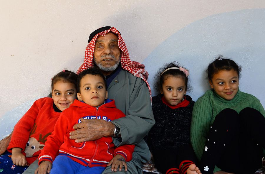 Souleimane Abou-Namous, entouré des membres de sa famille dans le camp de réfugiés de Jabalia, dans le nord de la bande de Gaza. Il vient d'apprendre la prolongation de trois ans du mandat de l'Office de secours et de travaux des Nations Unies pour les réfugiés de Palestine dans le Proche-Orient (UNRWA). (Rizek Abdeljawad/Xinhua)