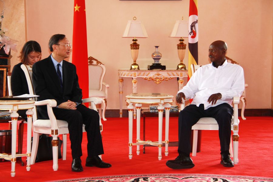 Yang Jiechi (à gauche), membre du Bureau politique du Comité central du Parti communiste chinois (PCC) et directeur du Bureau de la Commission centrale pour les affaires étrangères, rencontre le 18 décembre 2019 le président ougandais Yoweri Museveni à Entebbe, en Ouganda. (Xinhua/Zhang Gaiping)