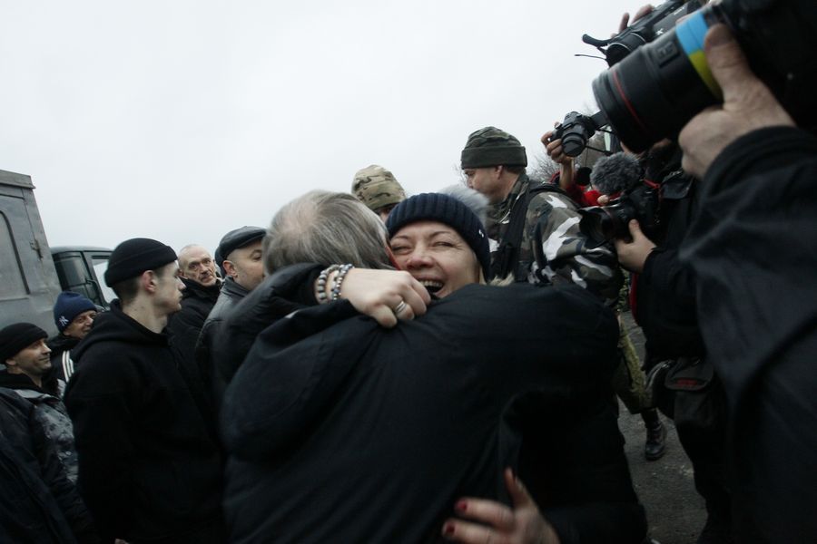 Des gens s'enlacent pendant un échange de prisonniers dans la région de Donetsk, en Ukraine, le 27 décembre 2017. (Xinhua/Alexander Ermochenko)