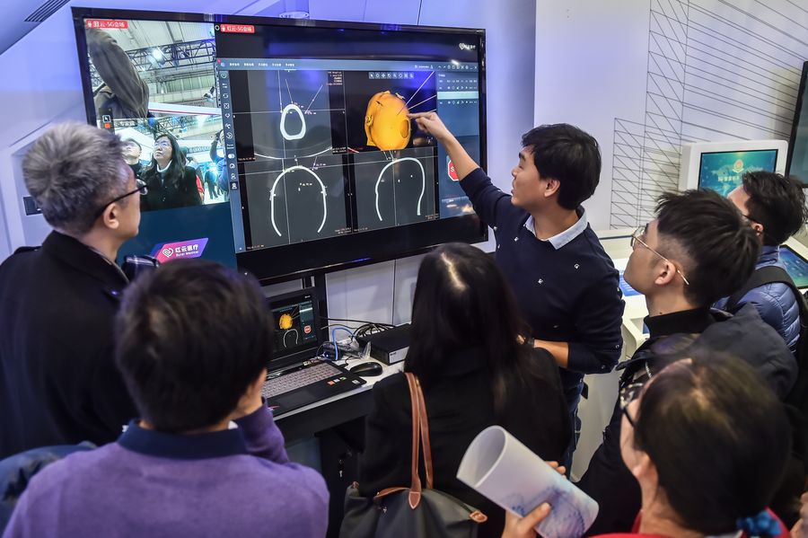 Un membre du personnel présente la technologie de télémédecine grâce à la 5G lors de la Convention mondiale de la 5G 2019 à Beijing, capitale de la Chine, le 21 novembre 2019. (Xinhua/Peng Ziyang)