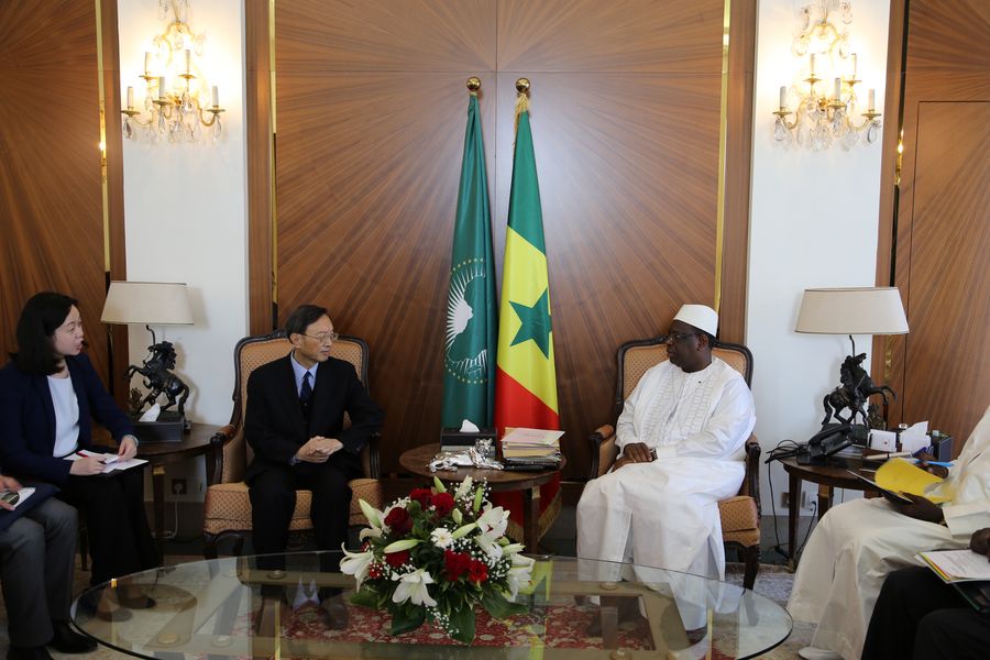 Yang Jiechi, membre du Bureau politique du Comité central du Parti communiste chinois (PCC), rencontre le président du Sénégal, Macky Sall, à Dakar, au Sénégal, le 19 décembre2019. (Xinhua/Xing Jianqiao)