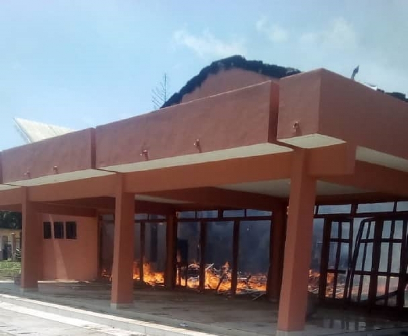Cameroun : un nouvel hôtel de ville brûle à quelques heures de son inauguration à Monatélé