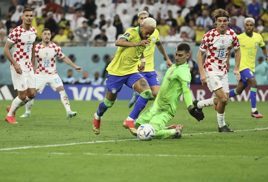 L'attaquant vedette du Brésil Neymar (centre) marque un but lors du quart de finale entre la Croatie et le Brésil à la Coupe du monde de football 2022 au stade Education City d'Al Rayyan, au Qatar, le 9 décembre 2022. (Xinhua/Lan Hongguang)