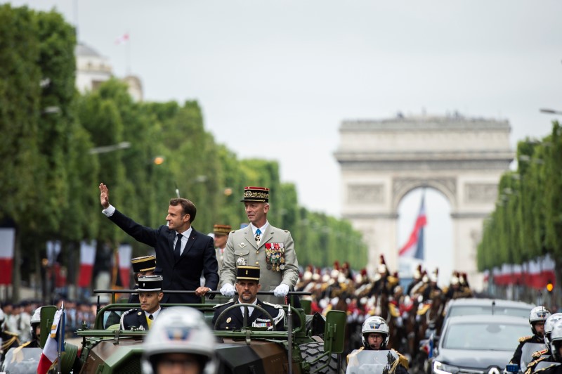 Le traditionnel défilé militaire du 14-Juillet sur les Champs-Elysées (en photo) à l'occasion de la fête nationale française à Paris sera remplacé cette année par une cérémonie militaire organisée place de la Concorde, a fait savoir jeudi l'Elysée. /Photo d'archives/REUTERS/Eliot Blondet