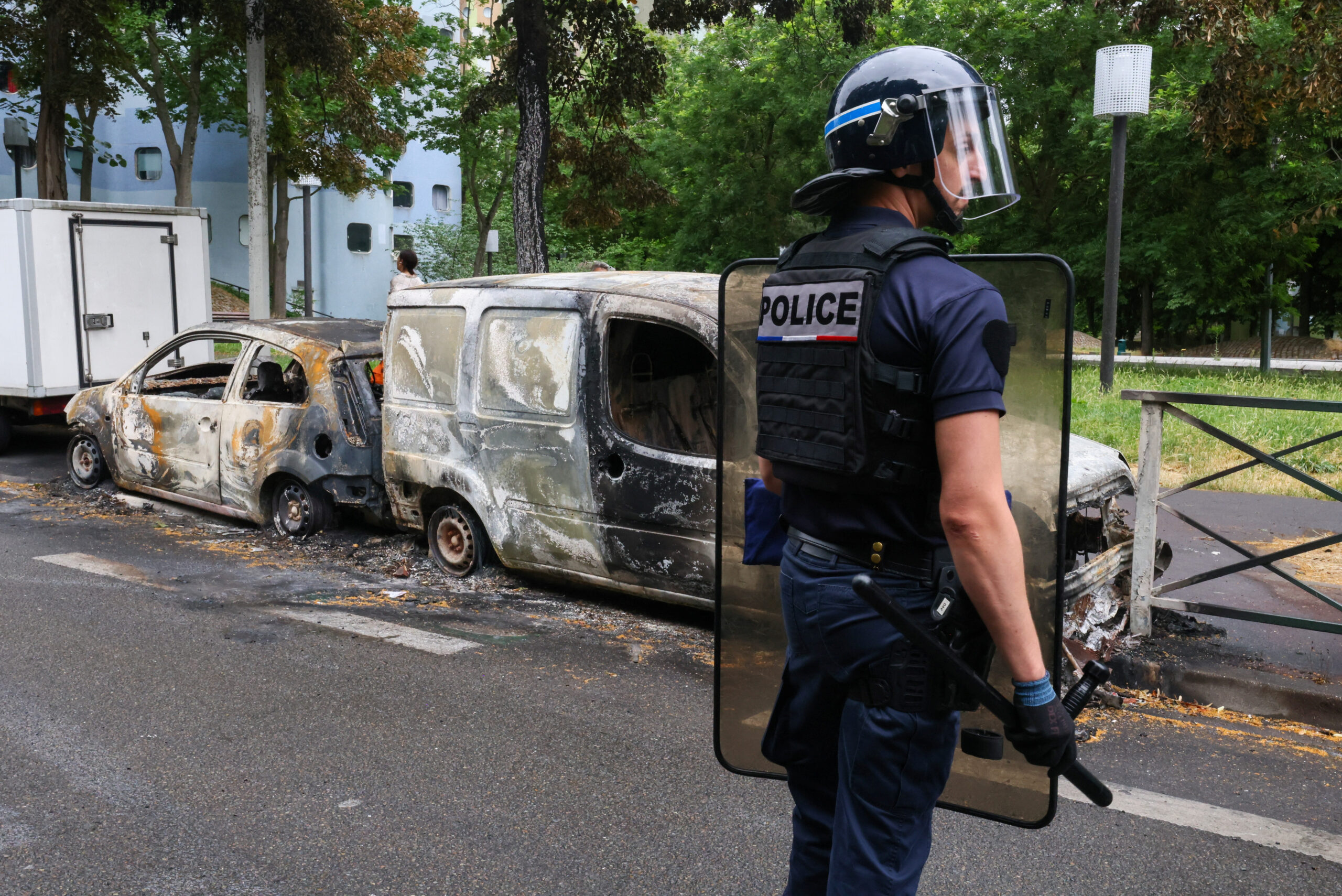 Un policier français à Nanterre, en banlieue parisienne. /Photo prise le 1er juillet 2023 à Nanterre, en France/REUTERS/Yves Herman