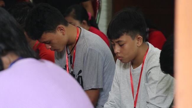 Jeunes chrétiens indonésiens en prière.