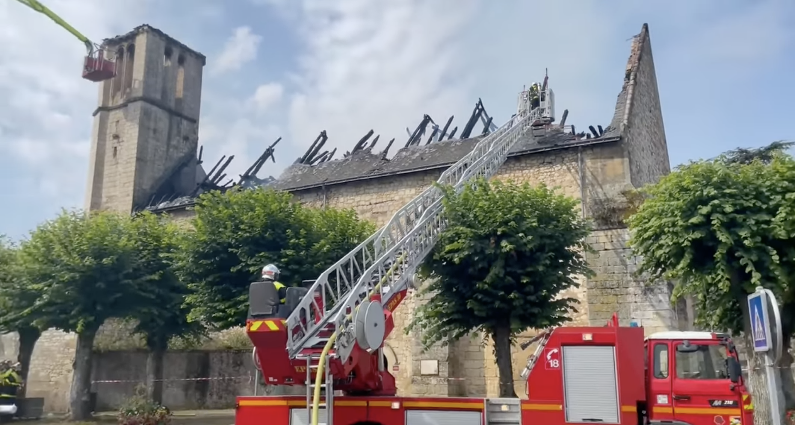 La toiture de l’église Saint-Georges de Descartes (Indre-et-Loire) a été détruite par un incendie probablement dû à la foudre ce dimanche 9 juillet 2023.