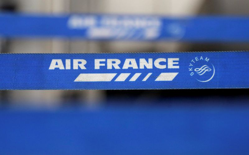 Air France devra réduire ses vols en cas d'alternative ferroviaire, dit Le Maire