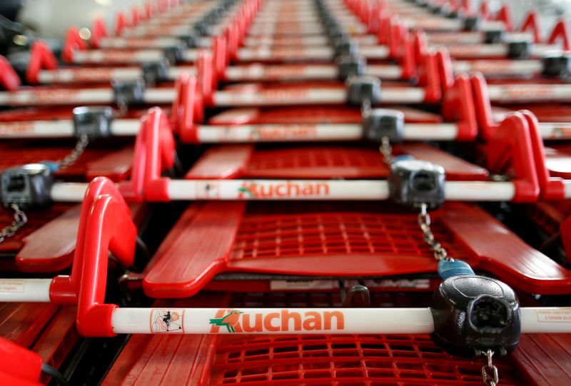Auchan prévoit le départ d'au moins 1000 salariés, selon la presse