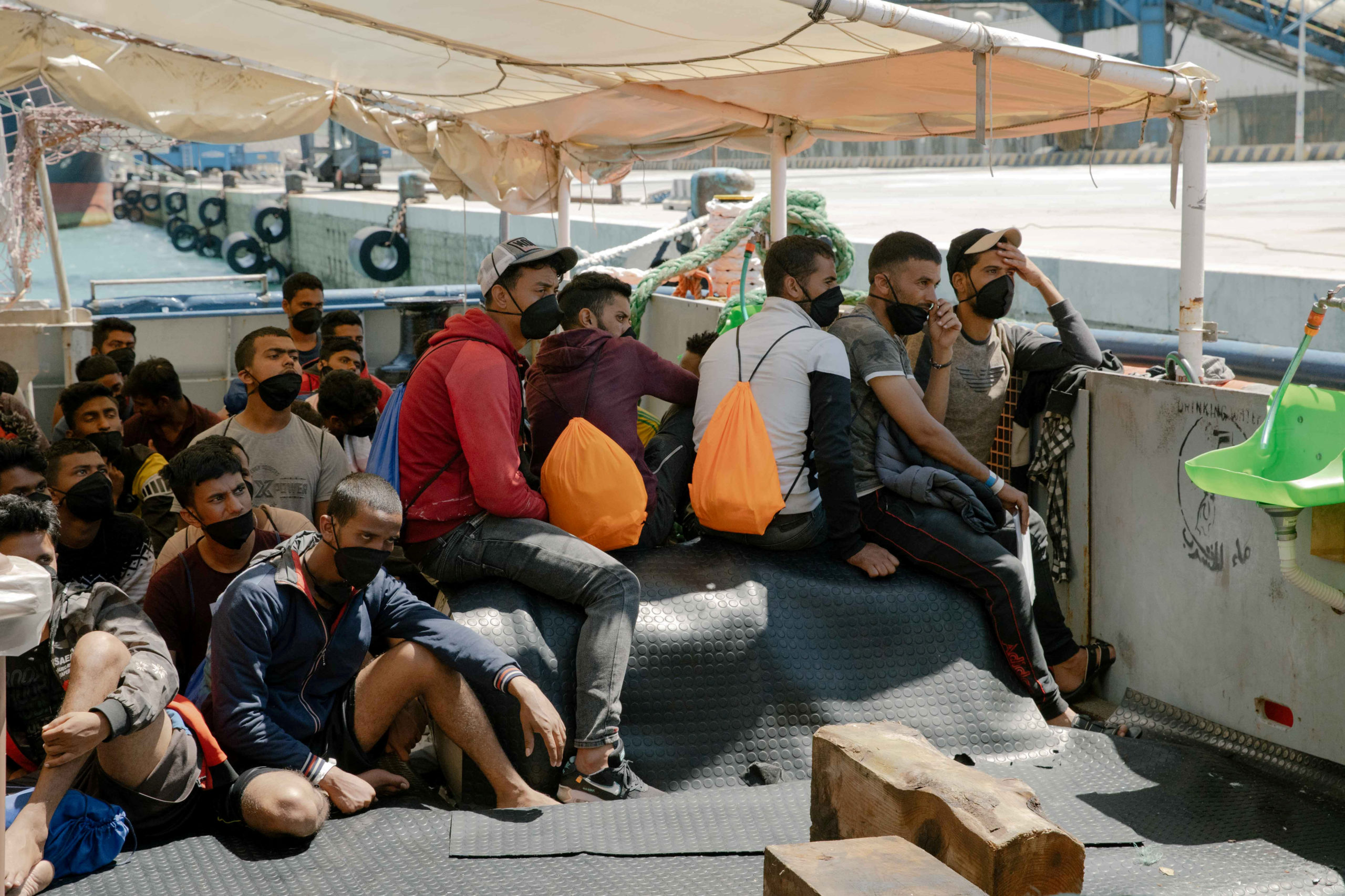 Coronavirus: 28 migrants contaminés sur un ferry au large de l'Italie