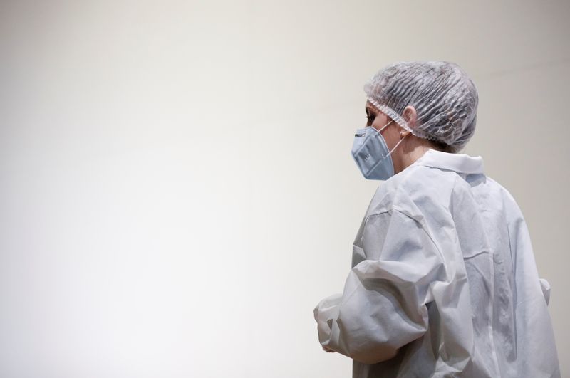 Coronavirus: Baisse des hospitalisations en France, les contaminations restent stables