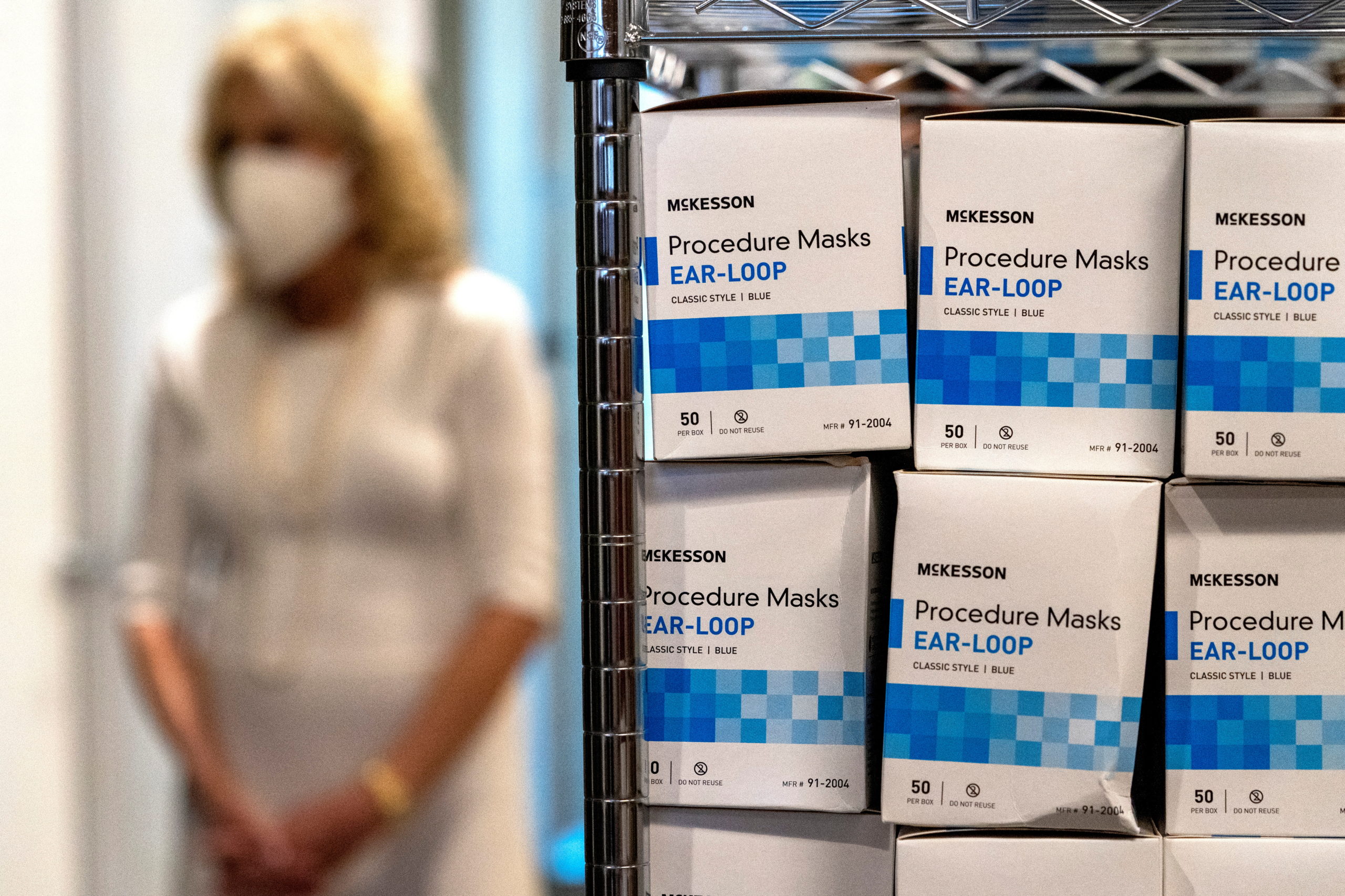 Coronavirus: Les Américains pourraient devoir encore porter un masque en 2022