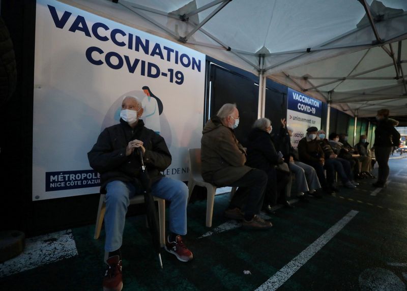 Coronavirus: Macron favorable à un contrôle des laboratoires qui produisent le vaccin