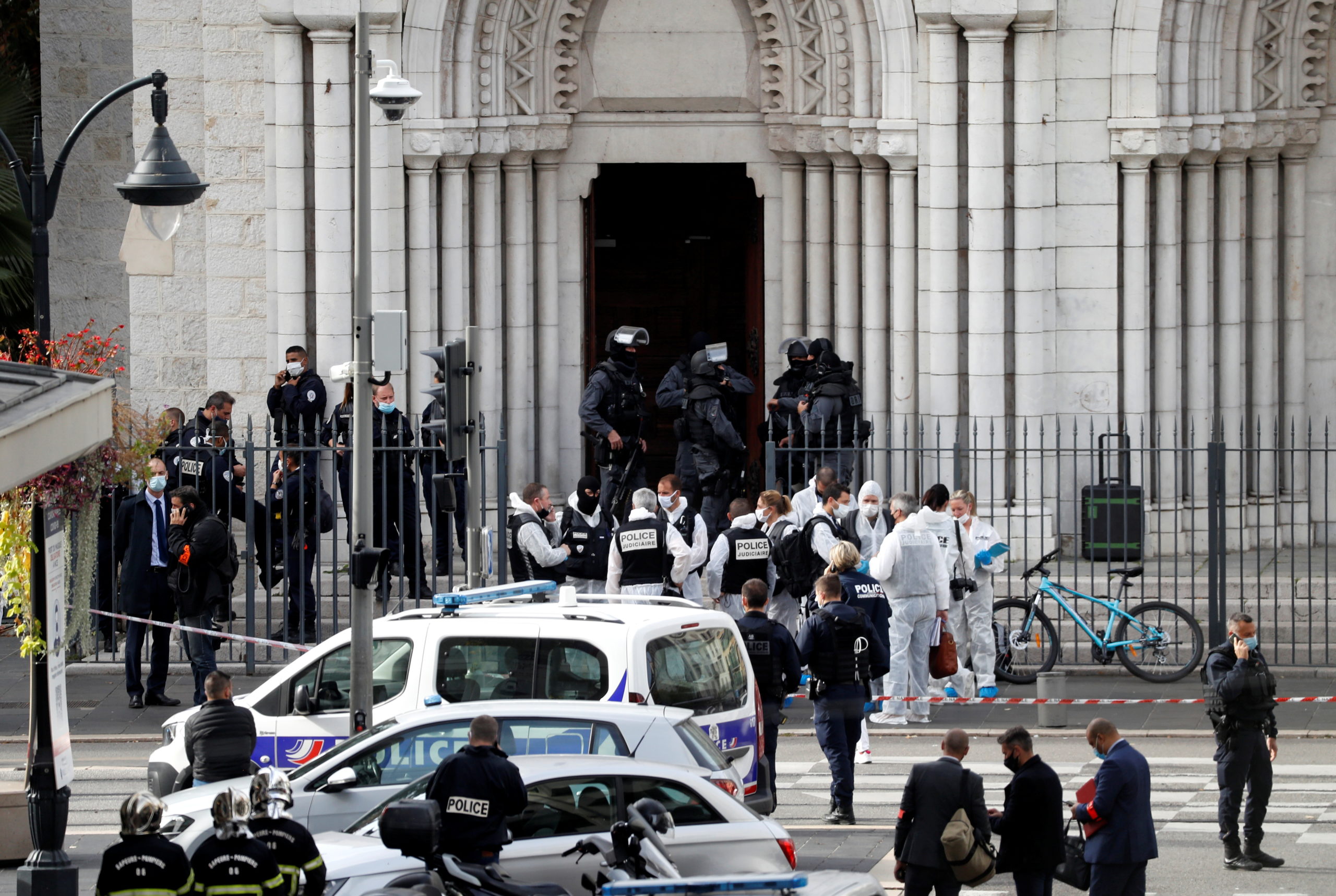 Un Tunisien de 21 ans massacre trois personnes dans une église à Nice