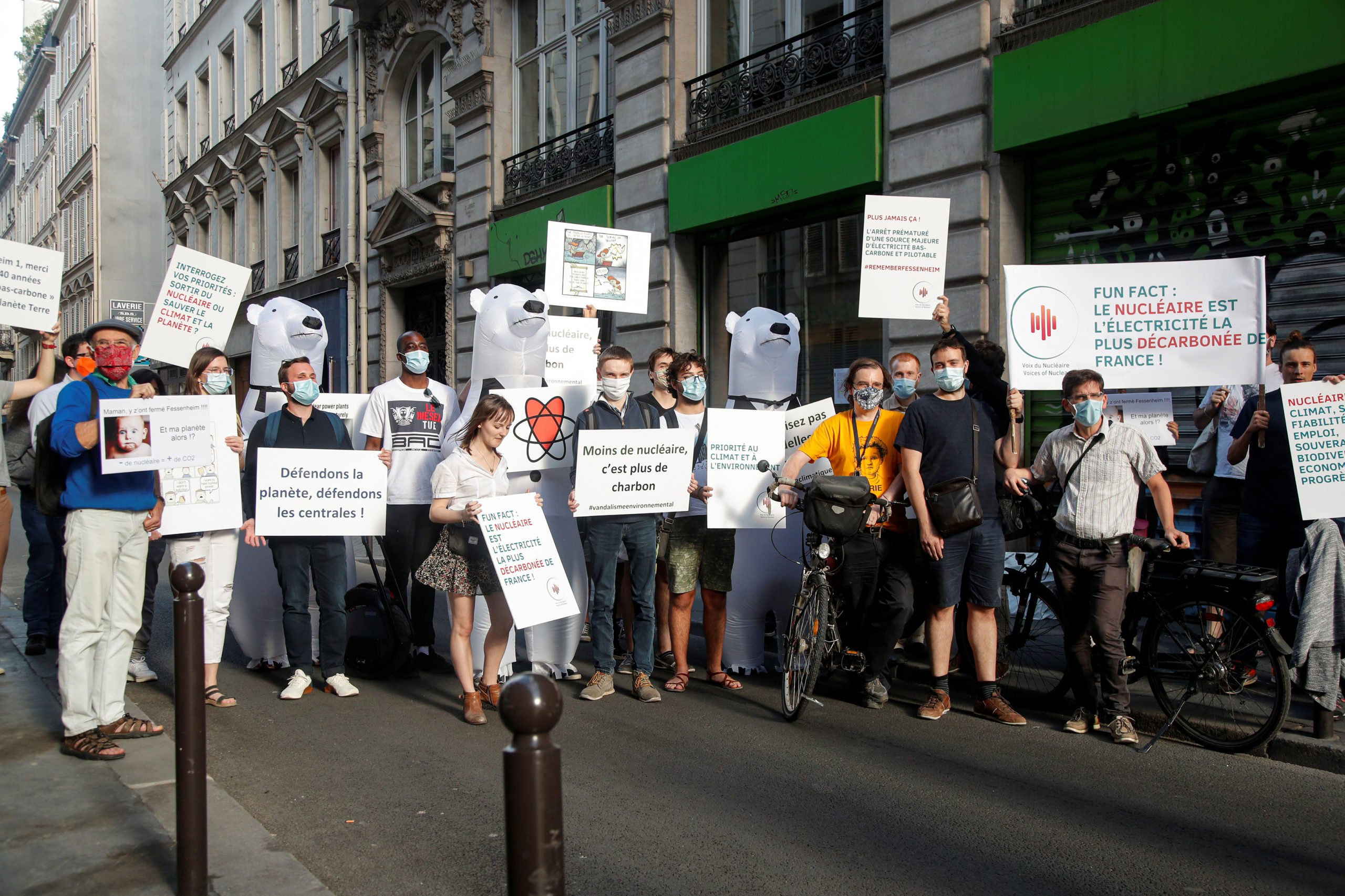 Des pronucléaires manifestent devant le siège parisien de Greenpeace