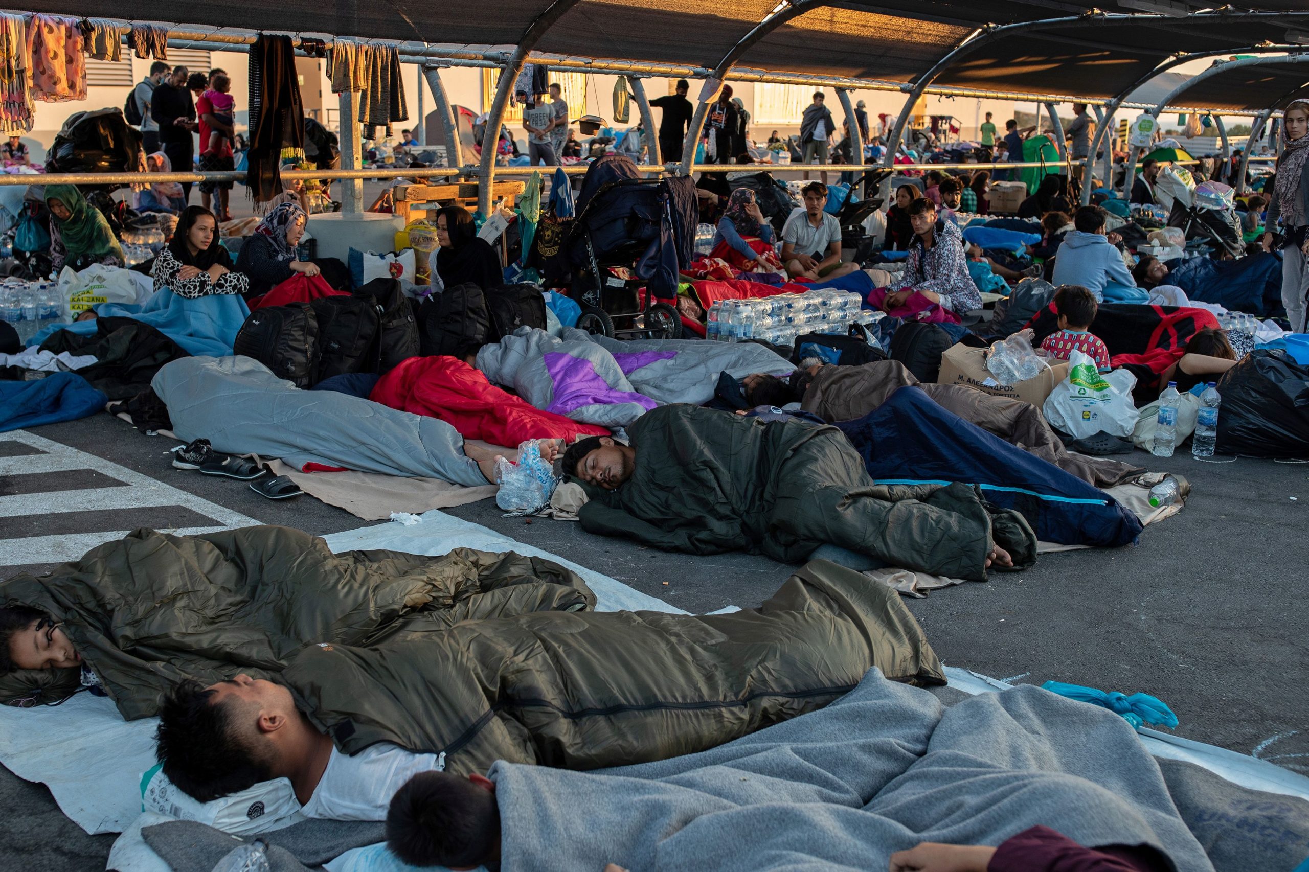 Deuxième nuit sans abri pour des milliers de migrants à Lesbos