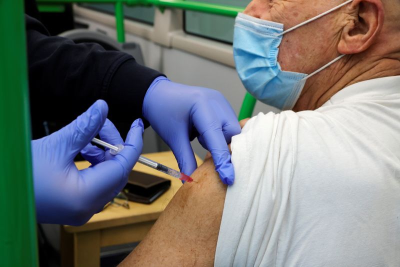 En Europe, la "roulette russe" des injections anti-COVID-19 face à la pénurie d'aiguilles