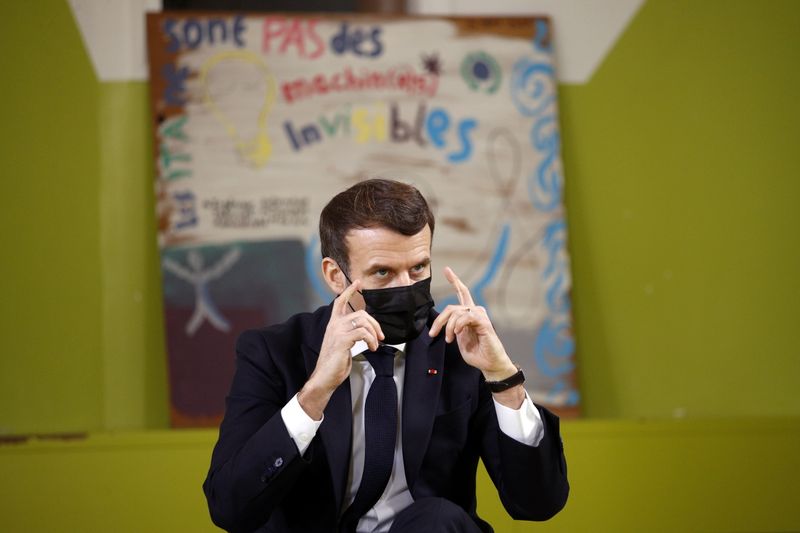 France: Pas de retour à la normale au deuxième semestre, dit Macron aux étudiants