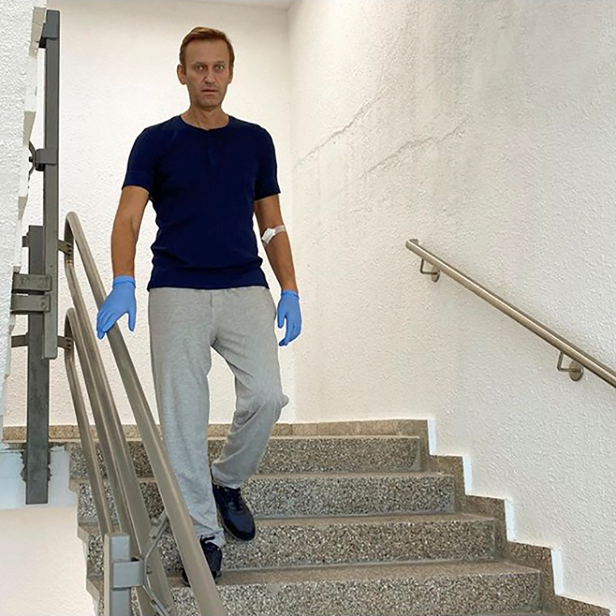 L'opposant russe Alexeï Navalny publie une photo et dit que sa santé s'améliore