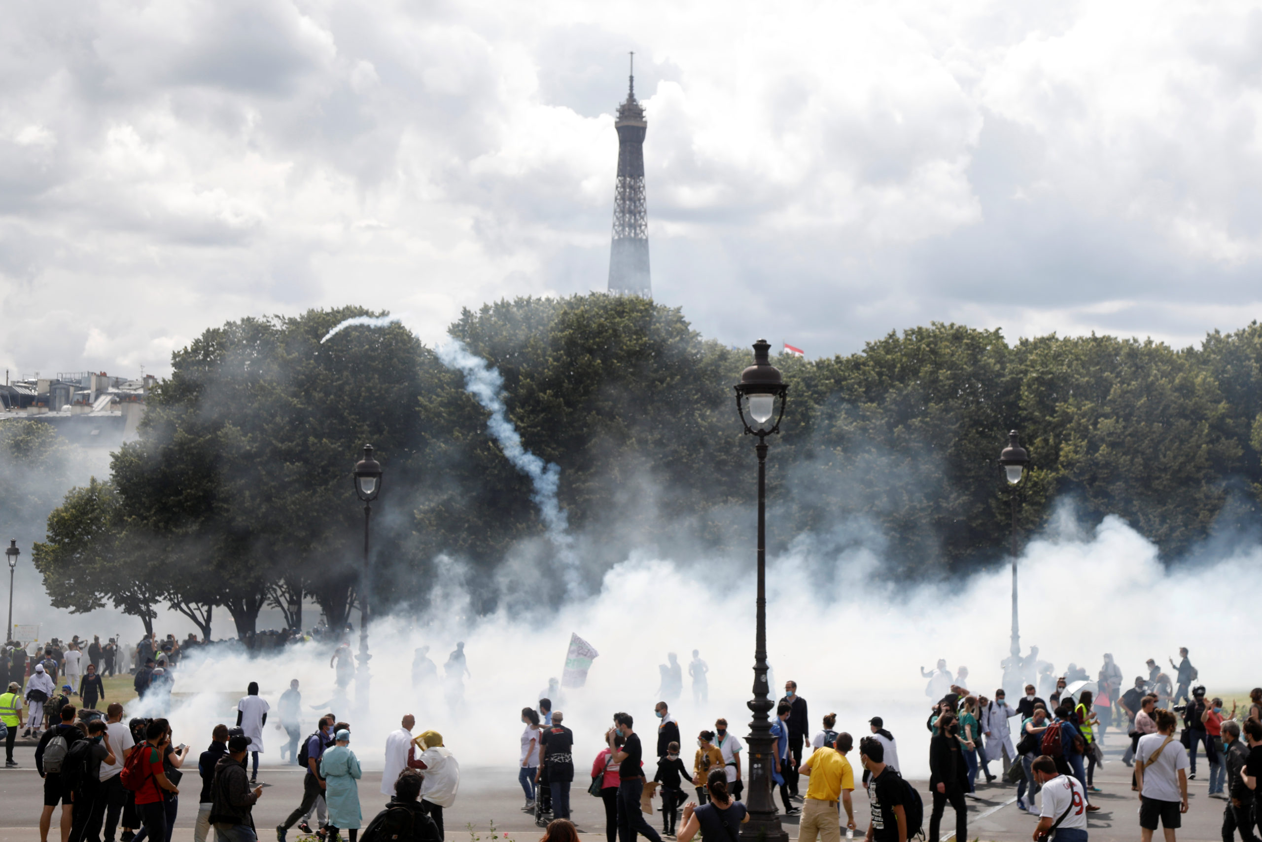 Le personnel soignant manifeste, tensions à Paris