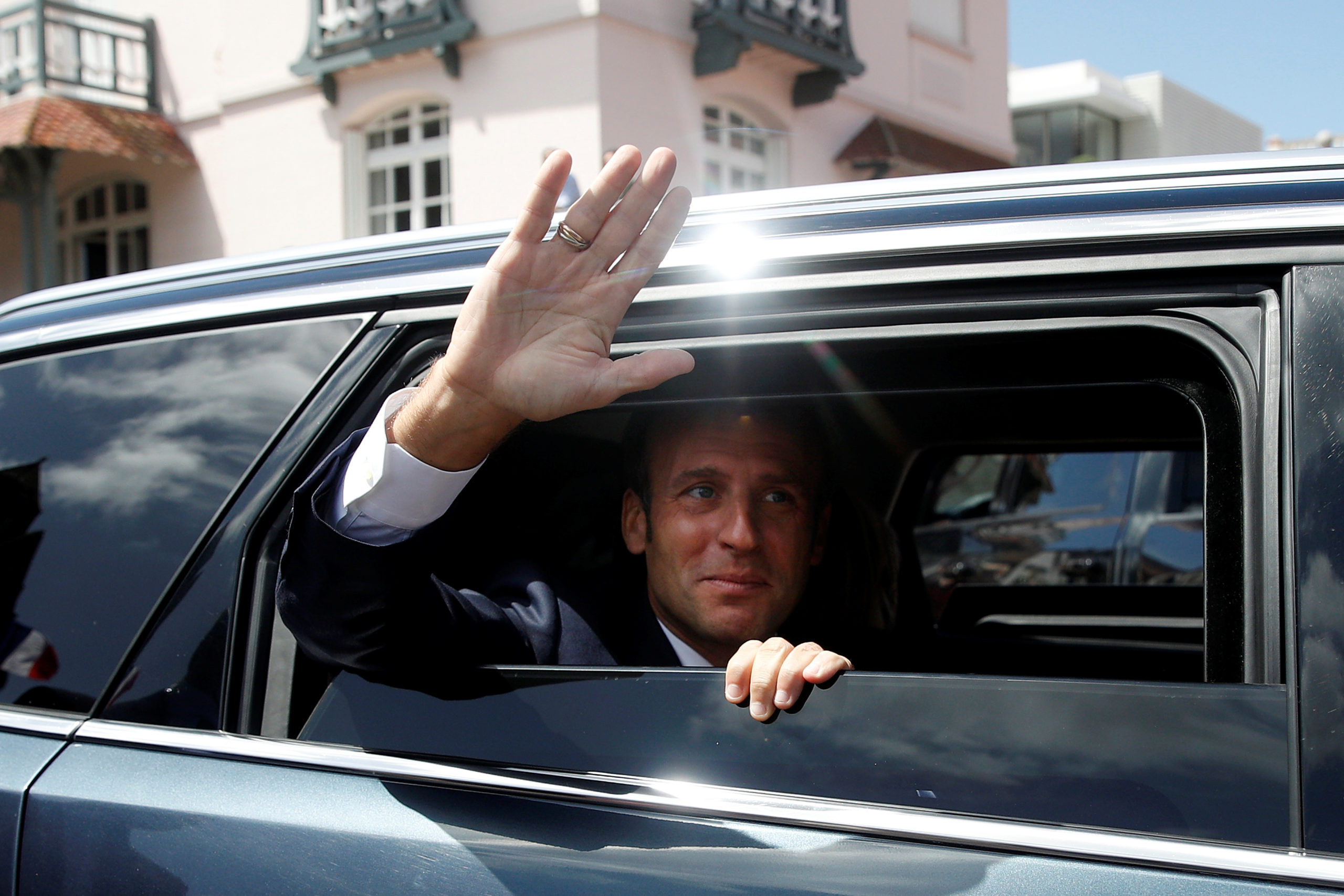 Macron lance un plan "vert" au lendemain des municipales