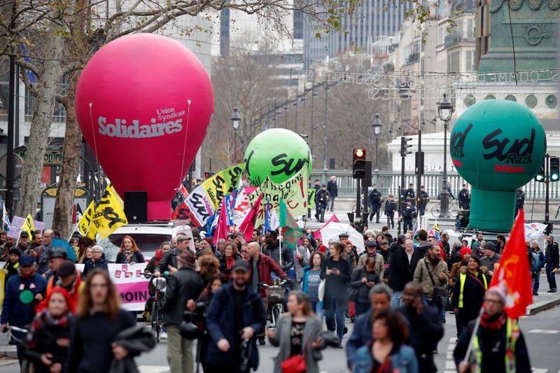 Retraites: 51% des Français continuent de soutenir les grèves