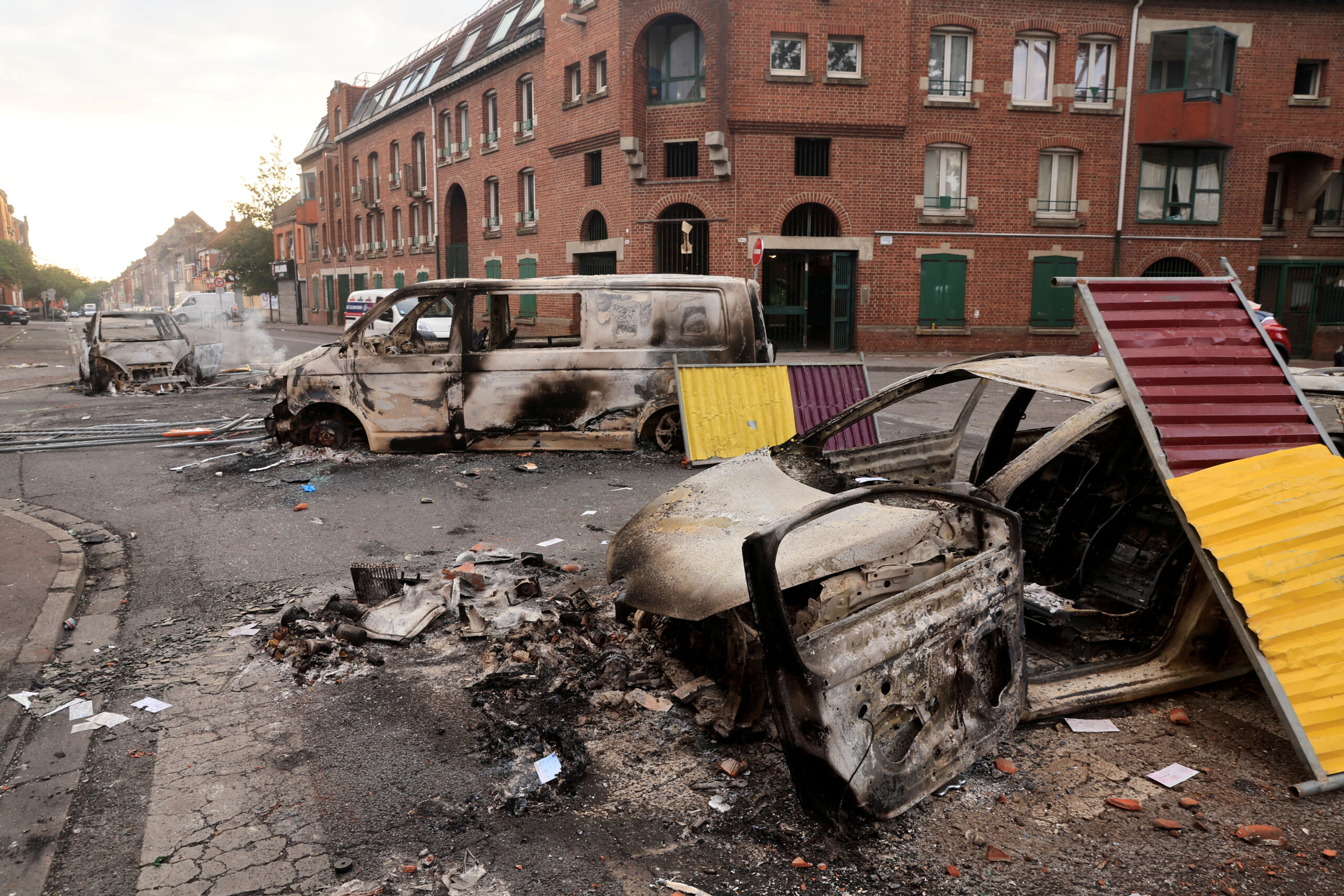 Vue d'une rue avec des voitures brûlées lors des affrontements nocturnes entre les manifestants et la police, dans le quartier de l'Alma à Roubaix, dans le nord de la France. /Photo prise le 30 juin 2023/REUTERS/Pascal Rossignol