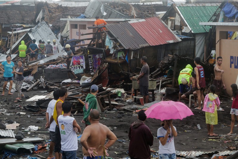 Un typhon frappe les Philippines, l'aéroport de Manille fermé